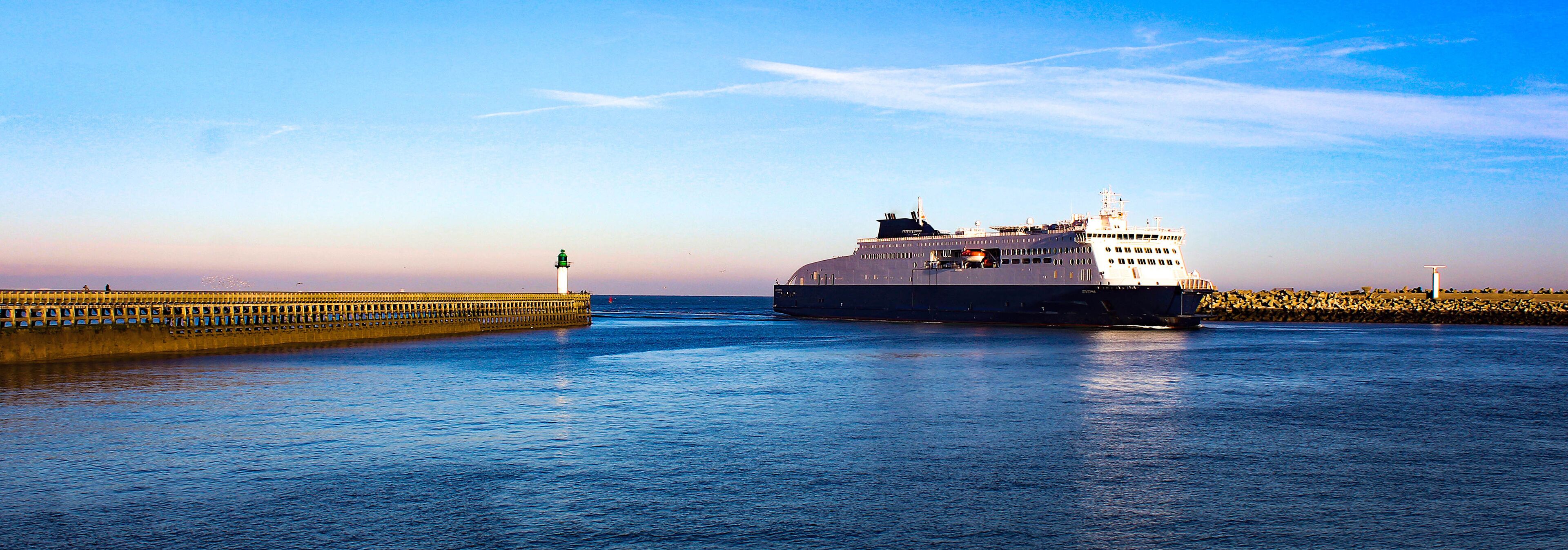 Calais (Hauts-de-France) : ferry à l'entrée de la jetée du port