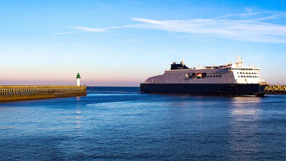 Calais (Hauts-de-France) : ferry à l'entrée de la jetée du port