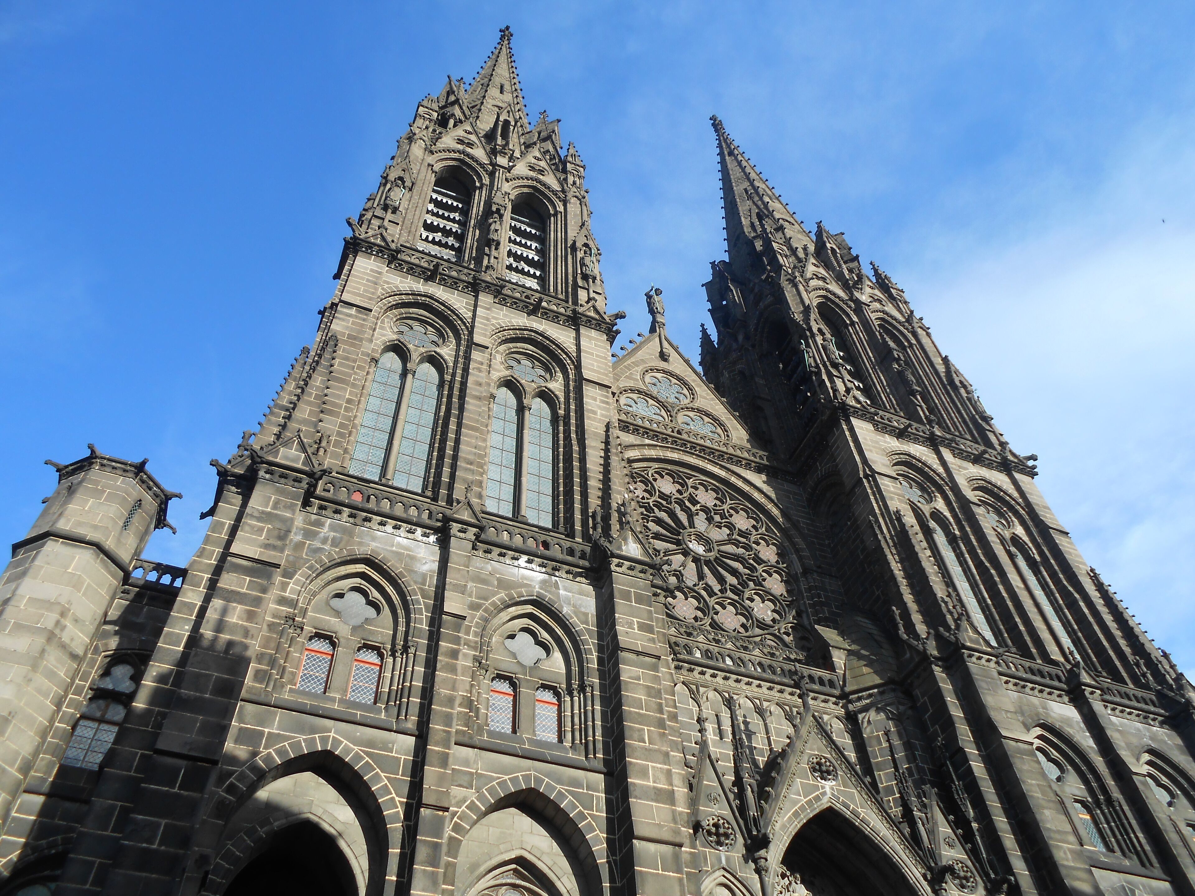 Una catedral gótica con arcos apuntados, tallas de piedra intrincadas y altas agujas.