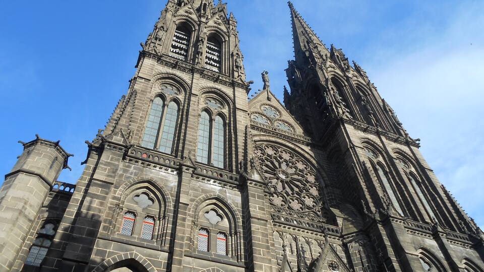 Una catedral gótica con arcos apuntados, tallas de piedra intrincadas y altas agujas.