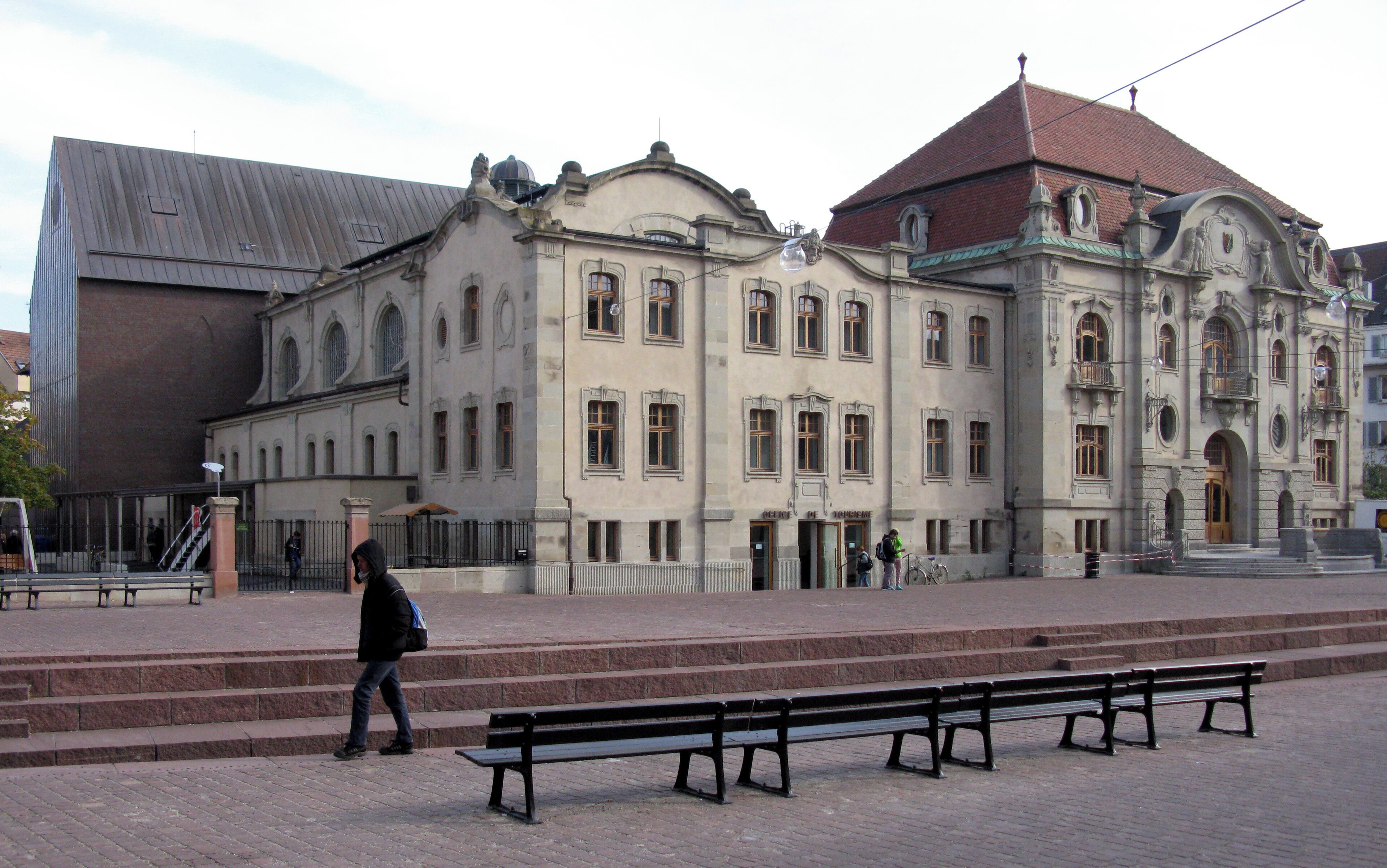 Rue d'Unterlinden mit Unterlinden-Museum in Colmar, früheres Bad mit Neubau dahinter