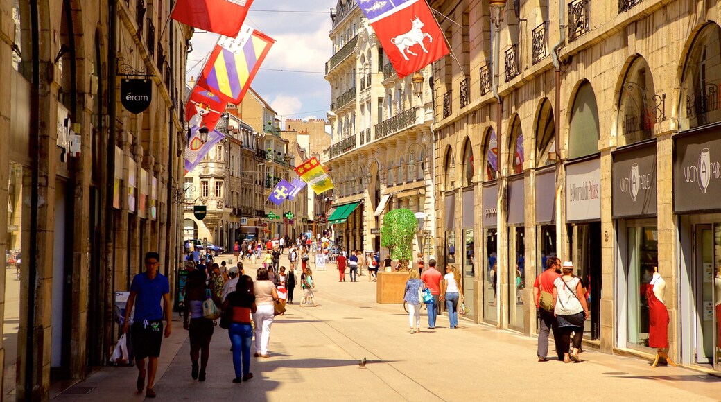 Dijon som viser kulturarv og gatescener i tillegg til en liten gruppe med mennesker