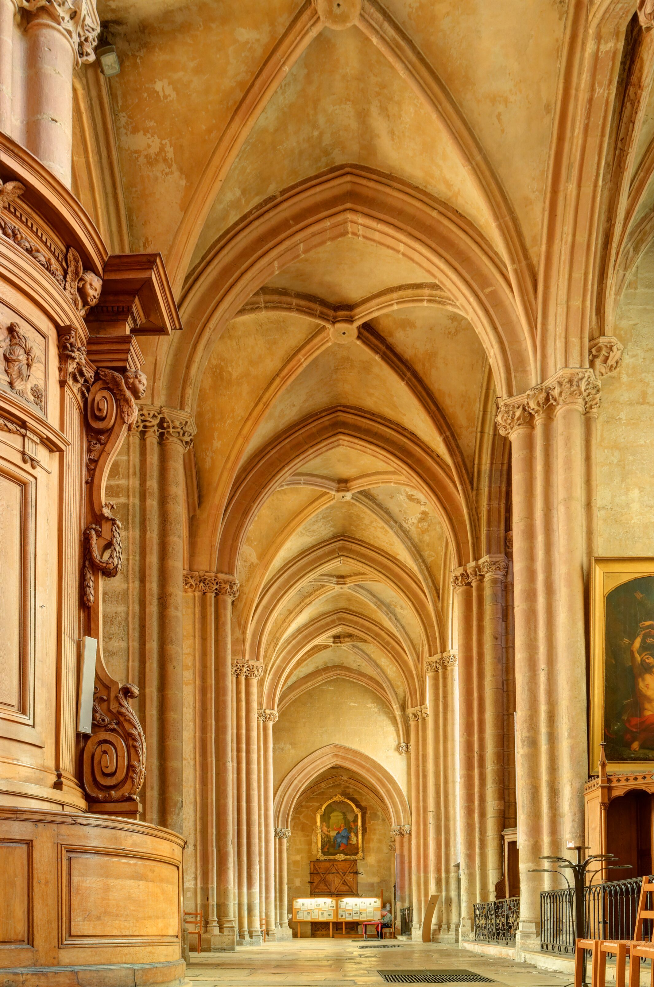 Interior de una catedral con techos abovedados y columnas.