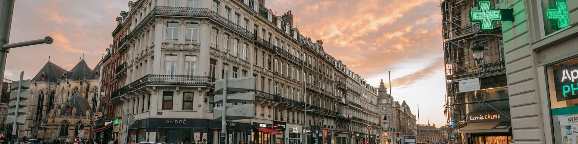Lille Centre Ville featuring street scenes, a city and heritage elements