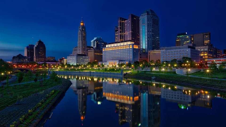 The Broad Street Bridge over the Scioto River in columbus, Ohio