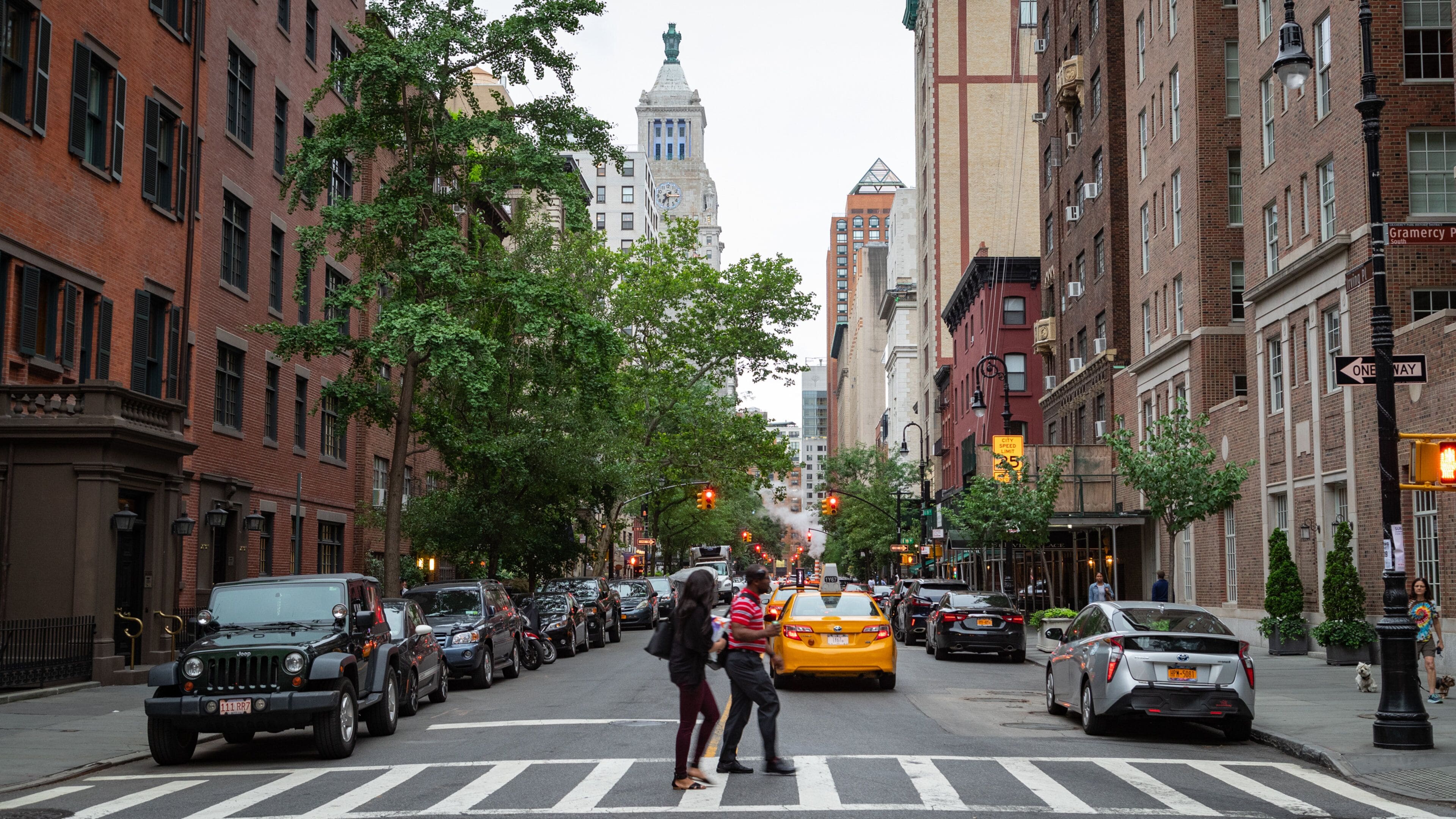 Gramercy which includes street scenes and a city