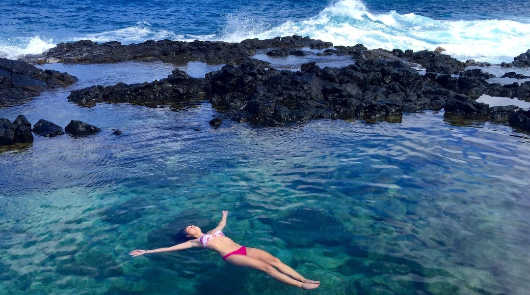 The peaceful Makapu'u tide pools in Oahu! It's quite the trek down the rocky mountainside but it's so worth it #hawaii #blue
