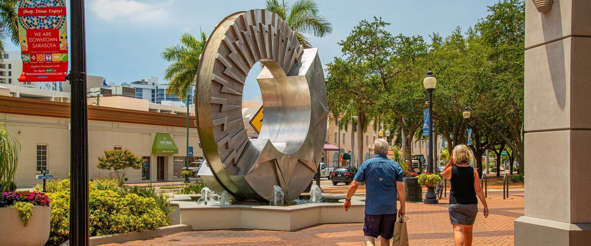 Central Sarasota showing outdoor art and street scenes as well as a couple