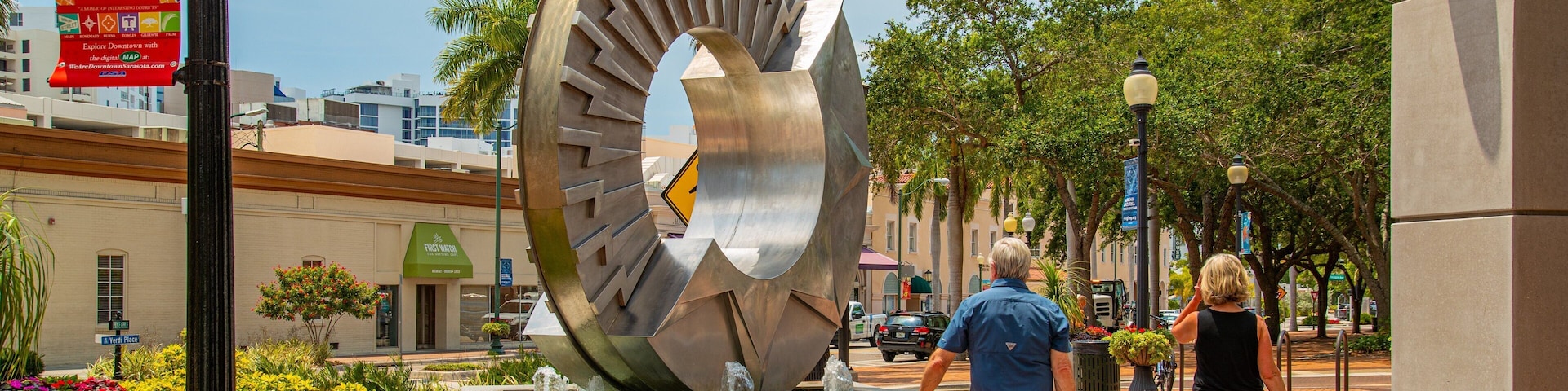 Central Sarasota showing outdoor art and street scenes as well as a couple