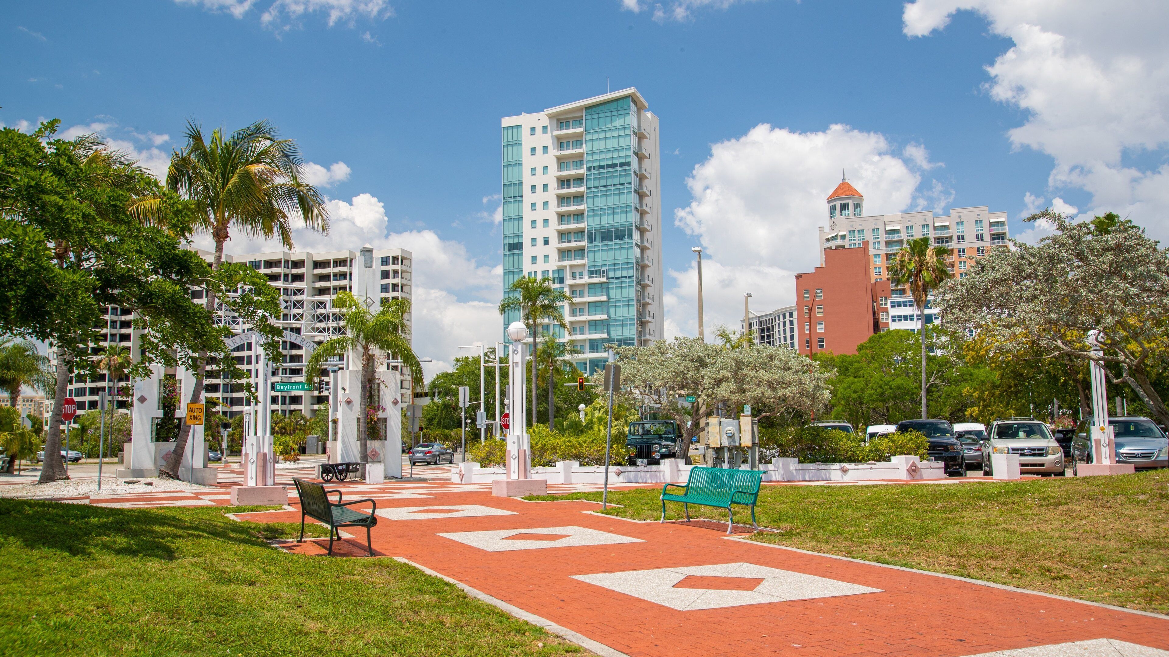 Central Sarasota which includes a garden