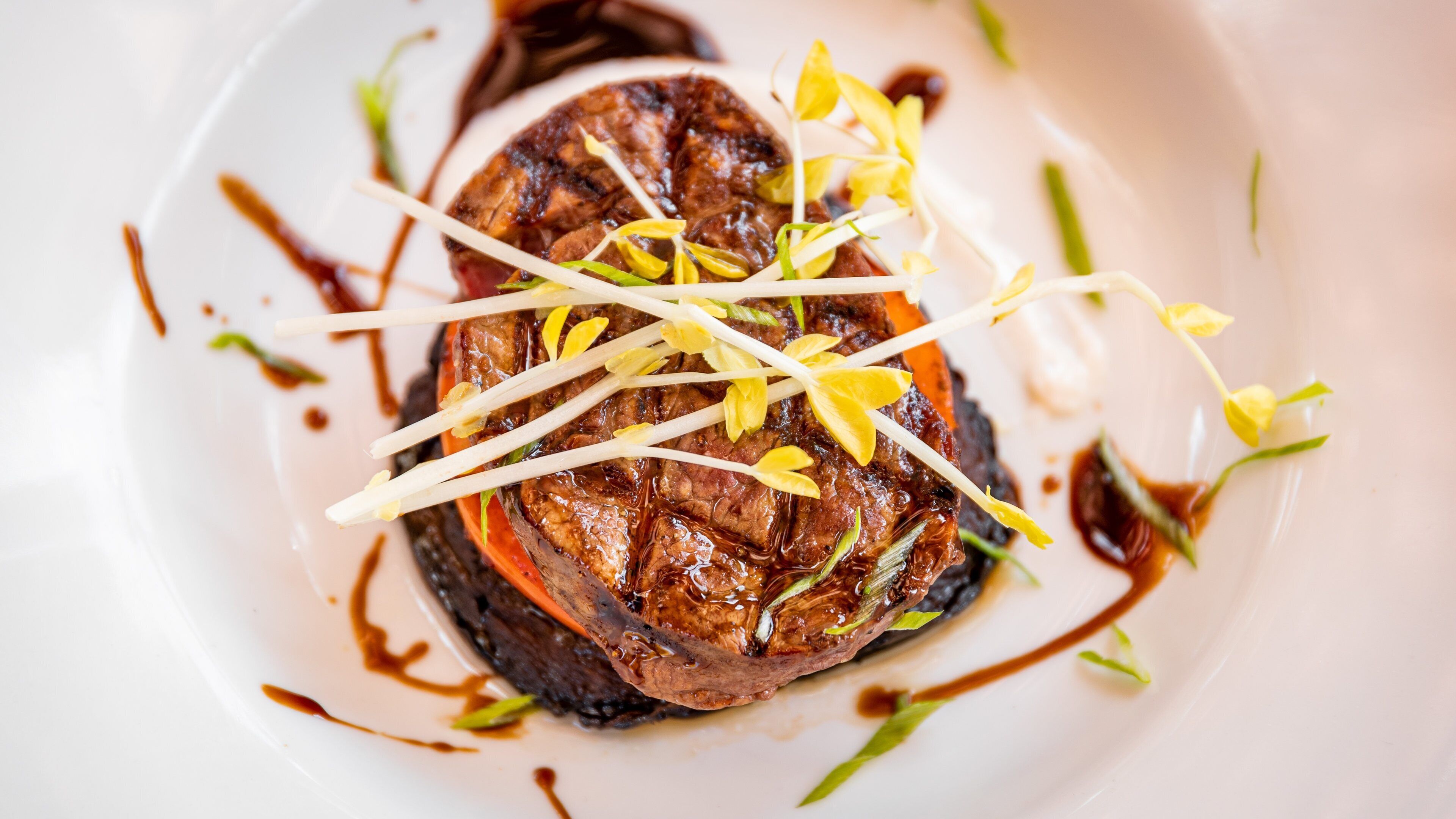 Central Sarasota showing food and dining out