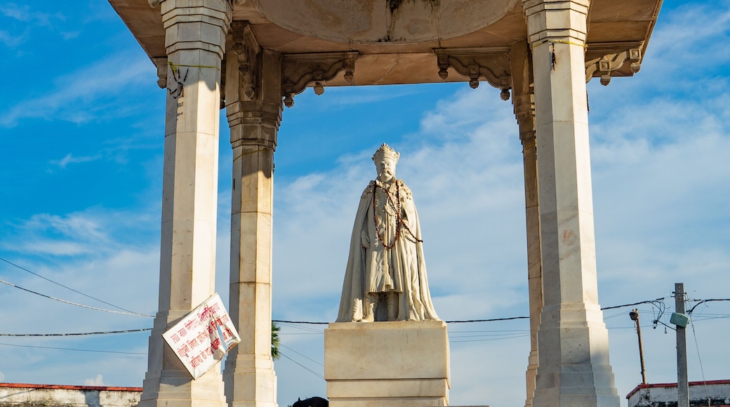 Statue of Maharaja Kameshwar Singh at Darbhanga Chowk, Bihar Tourism