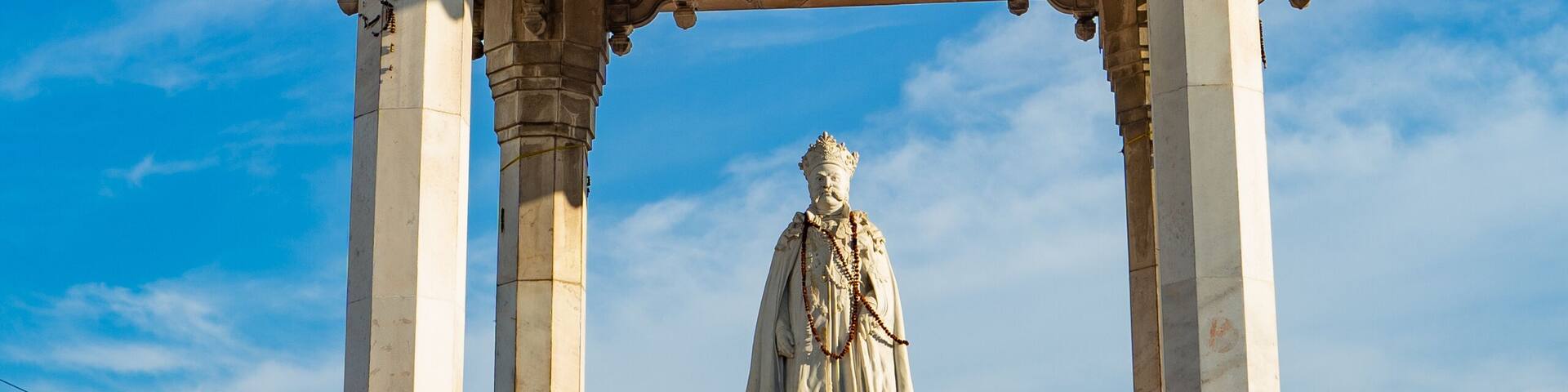 Statue of Maharaja Kameshwar Singh at Darbhanga Chowk, Bihar Tourism