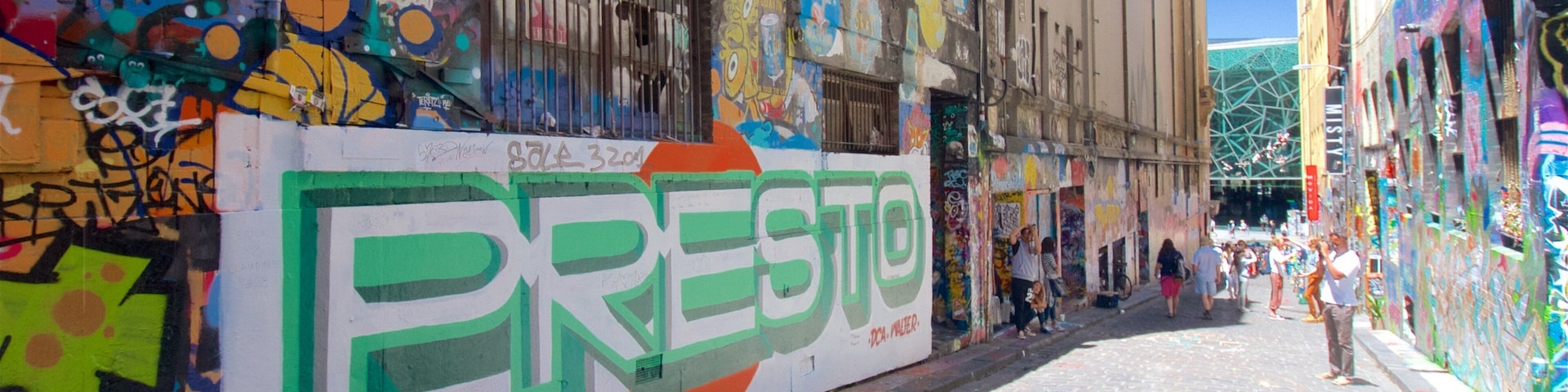 Melbourne que inclui arte ao ar livre e cenas de rua assim como um pequeno grupo de pessoas