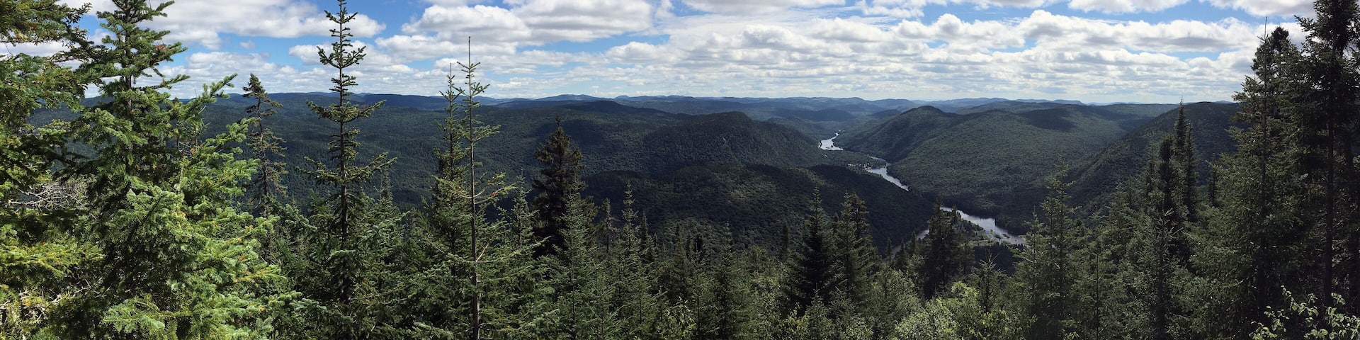 Le sentier Les Loups avec une vue des vallées de la Jacques-Cartier à Québec