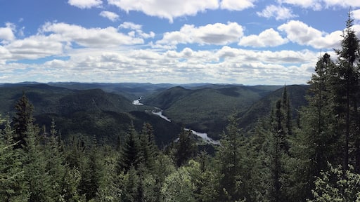 Le sentier Les Loups avec une vue des vallées de la Jacques-Cartier à Québec