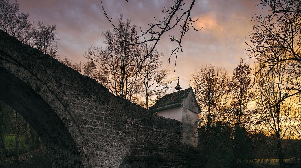 For centuries, the pont de Sainte Apolline has been crossed by pilgrims making their way to Santiago de Compostela. Lots of hiking paths are in the surrounding areas. Come to see the chapel with sunset as a backdrop, a very memorial moment of the day!