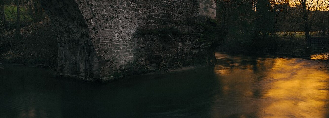 For centuries, the pont de Sainte Apolline has been crossed by pilgrims making their way to Santiago de Compostela. Lots of hiking paths are in the surrounding areas. Come to see the chapel with sunset as a backdrop, a very memorial moment of the day!