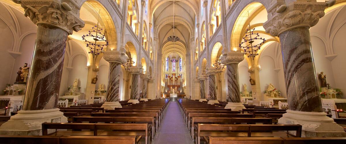 Iglesia del Sagrado Corazón mostrando vistas interiores, una iglesia o catedral y elementos del patrimonio