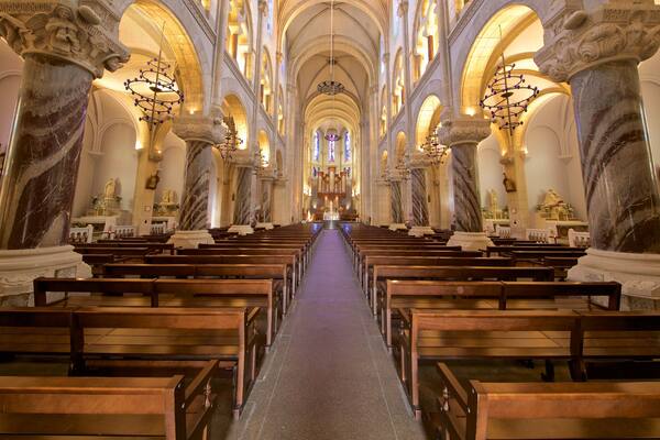 Ăglise paroissiale du SacrĂ©-CĆur montrant patrimoine historique, Ă©glise ou cathĂ©drale et vues intĂ©rieures