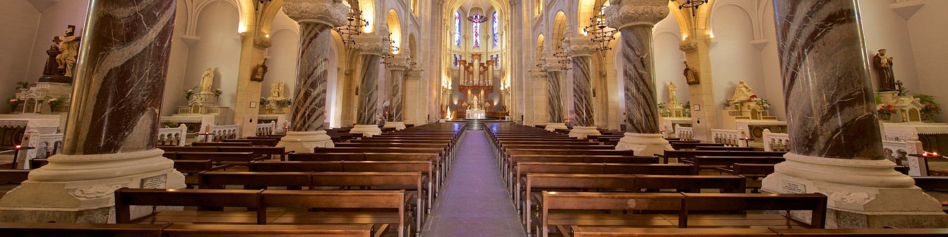 Ăglise paroissiale du SacrĂ©-CĆur montrant patrimoine historique, Ă©glise ou cathĂ©drale et vues intĂ©rieures