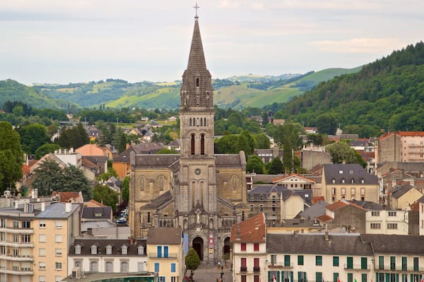 Ăglise paroissiale du SacrĂ©-CĆur mettant en vedette patrimoine architectural, panoramas et ville