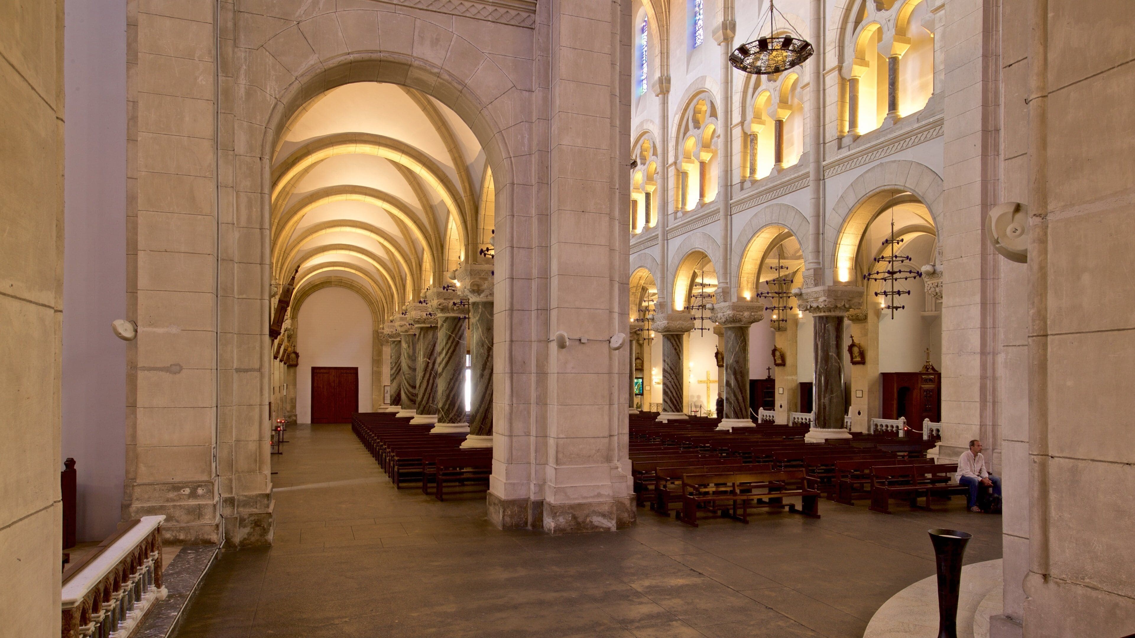 Eglise Paroissiale du Sacré Coeur bevat een kerk of kathedraal, interieur en historisch erfgoed