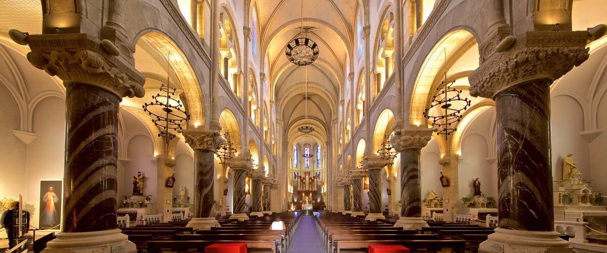 Iglesia parroquial del Sagrado Corazón que incluye vistas de interior, elementos patrimoniales y una iglesia o catedral