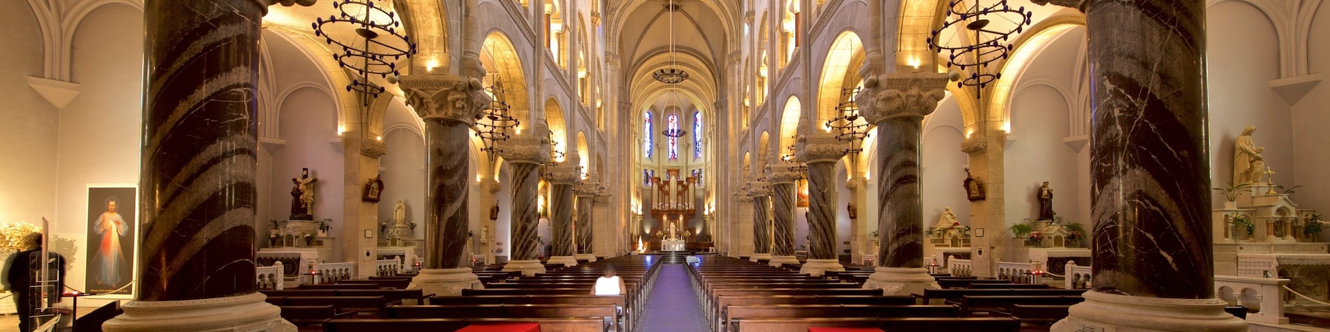 Igreja Matriz do Sagrado Coração de Lourdes caracterizando vistas internas, elementos de patrimônio e uma igreja ou catedral