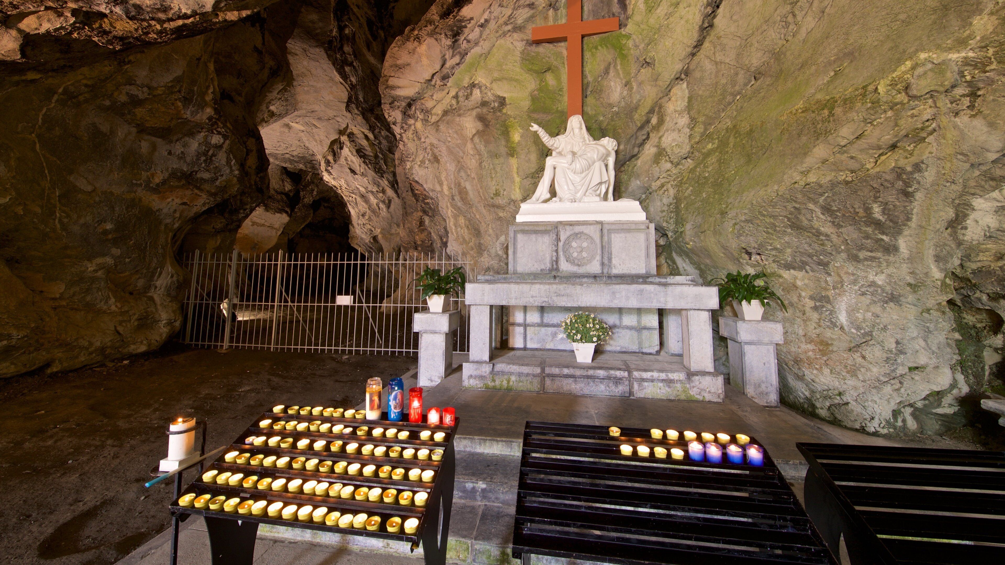 Chemin de Croix fasiliteter samt huler, religion og hulevandring