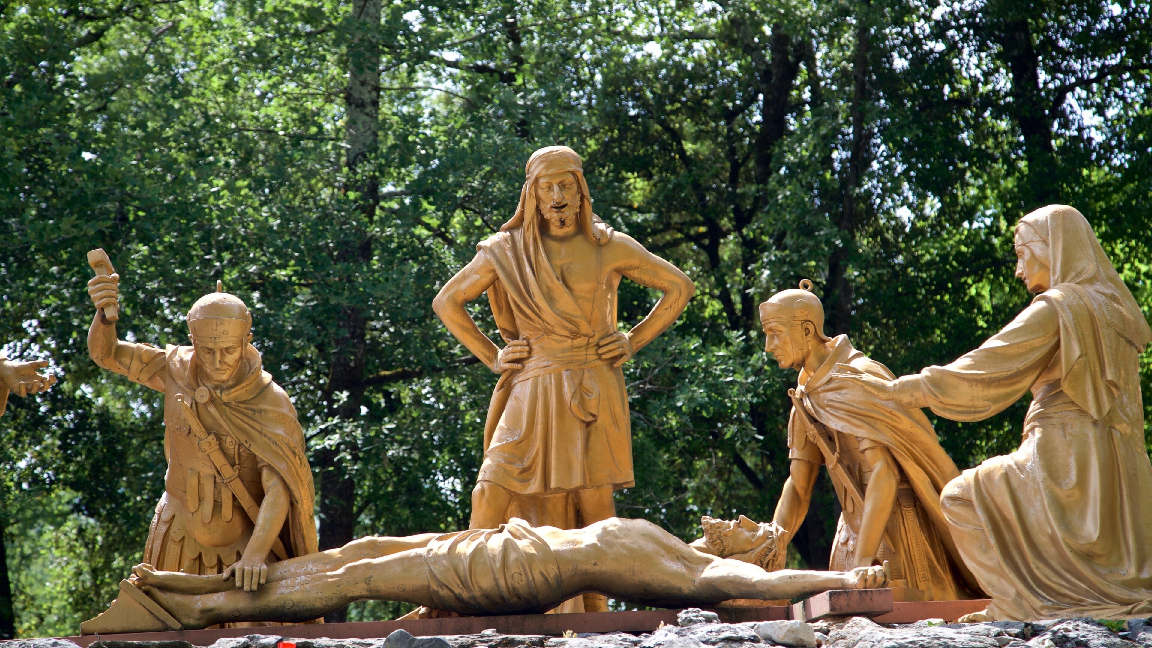 Chemin de Croix som inkluderer religion og statue eller skulptur