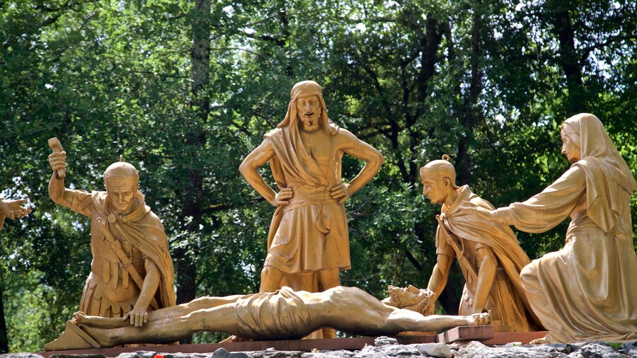 Chemin de Croix featuring a statue or sculpture and religious elements