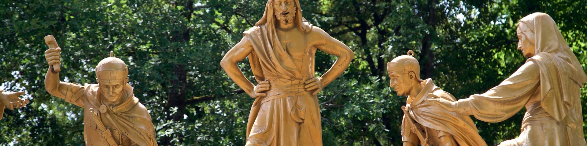 Chemin de Croix mostrando una estatua o escultura y elementos religiosos