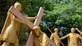 십자가의 길 을 보여주는 동상 또는 조각상 과 종교적 요소