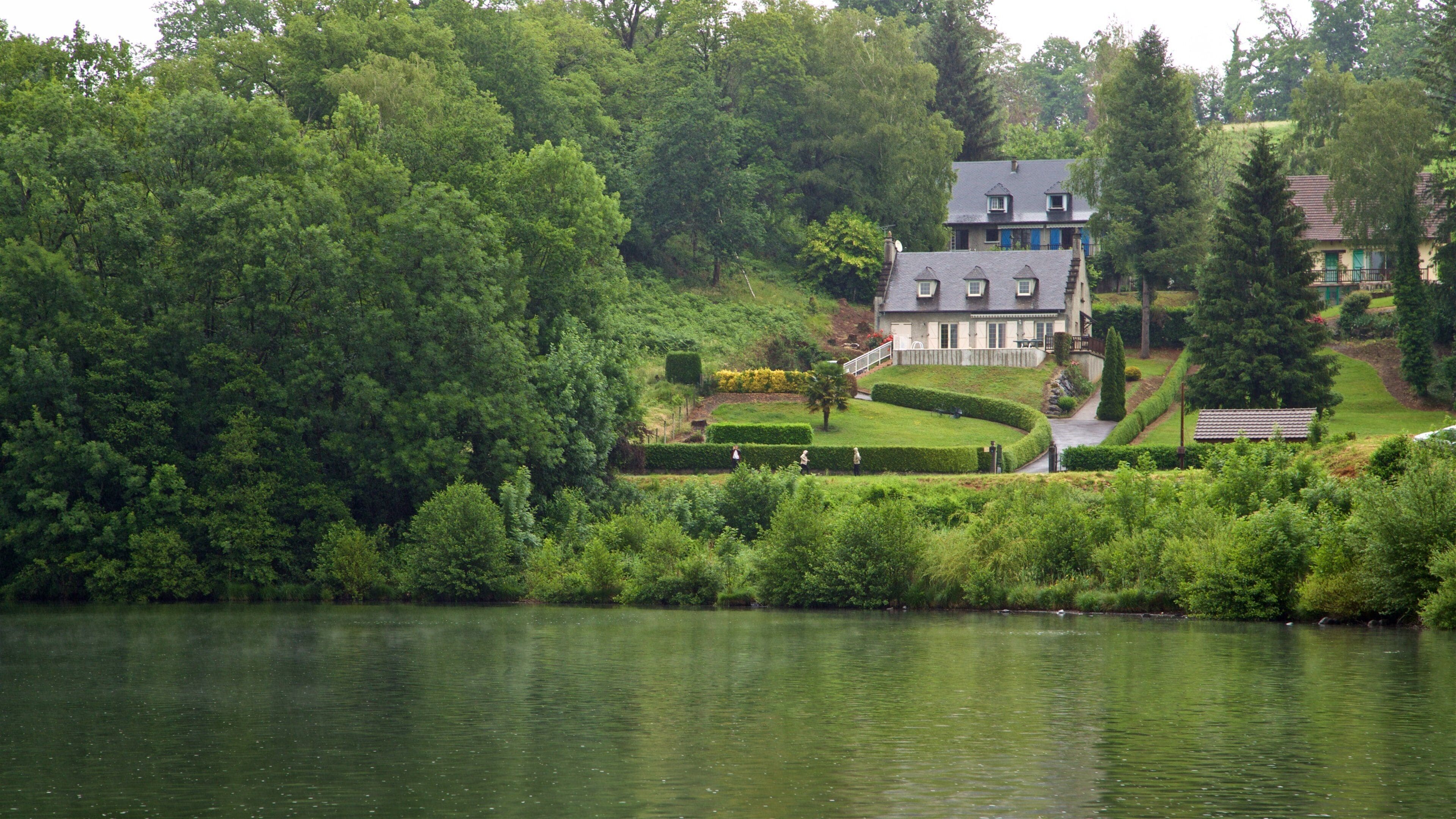 Lac de Lourdes which includes a pond and a house