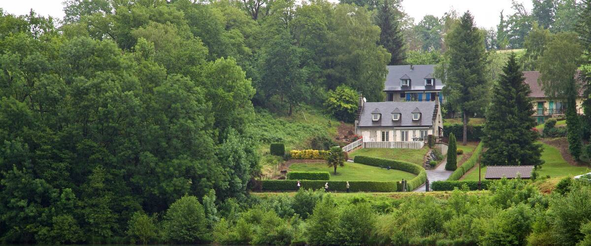 Lac de Lourdes which includes a pond and a house