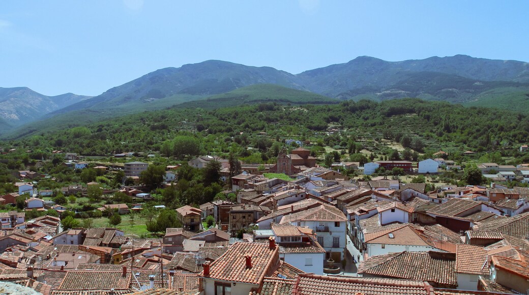 Panorámica de Hervás, pequeño pueblo cacereño (Extremadura, España), y al fondo las montañas de la Sierra de Béjar.
