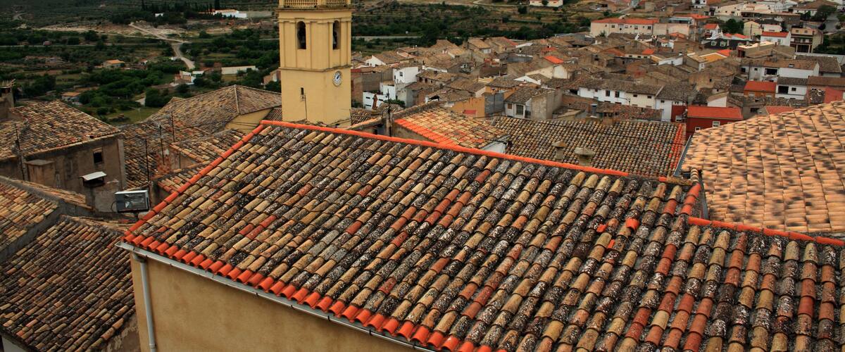 Campanario y pueblo de Jalance