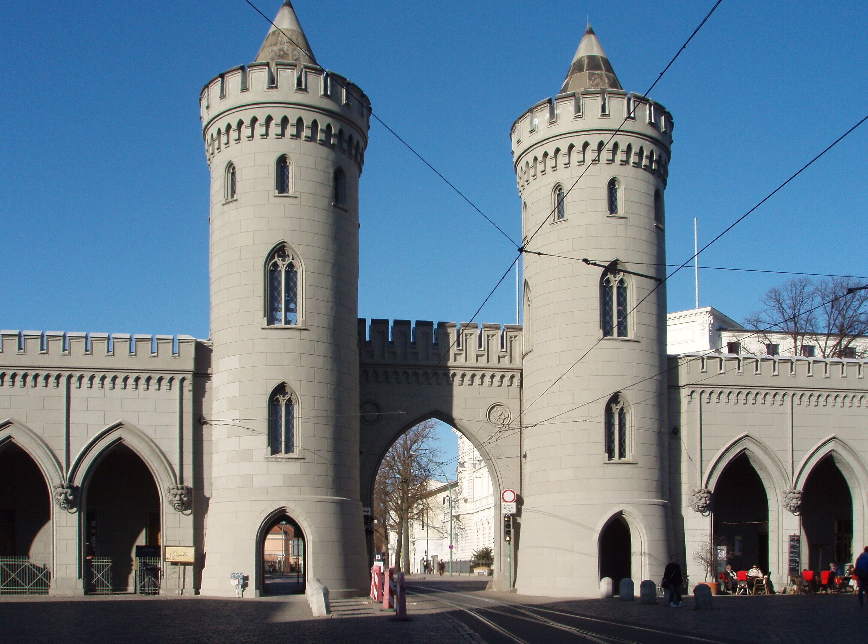 Un edificio que recuerda a un castillo, con dos torres y un arco grande.