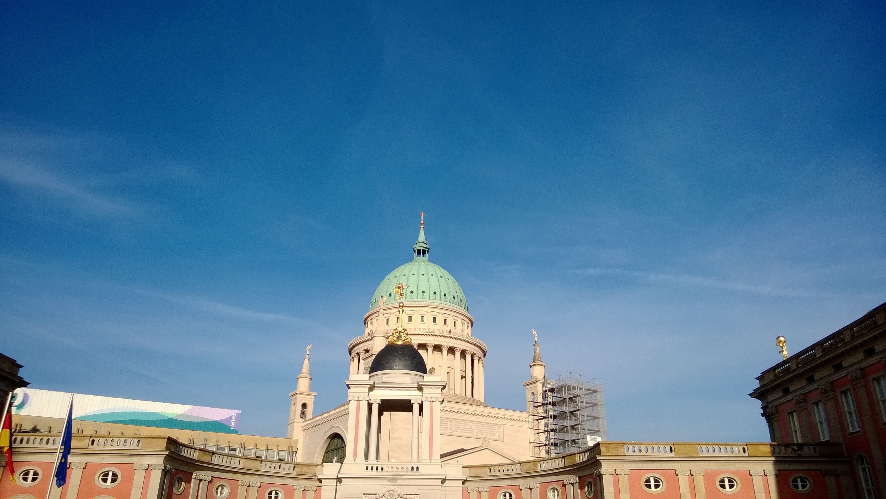 Auf diesem Bild ist die neue, historisiert gestaltete Fassade des Potsdamer Stadtschlosses zu sehen, welches der Sitz des Brandenburger Landtags ist.