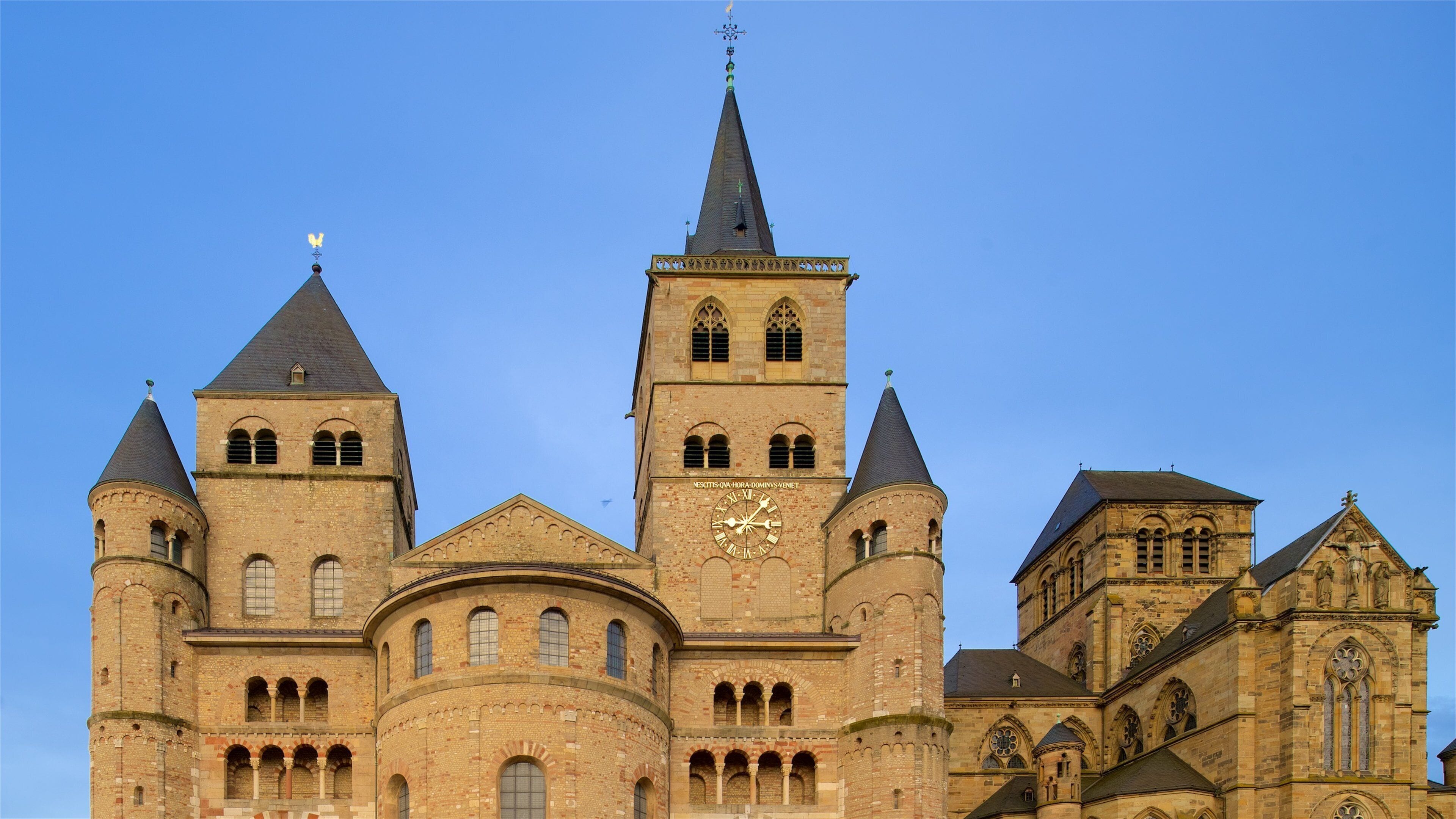 Une grande église historique, dotée de plusieurs tours et d’une horloge bien visible.