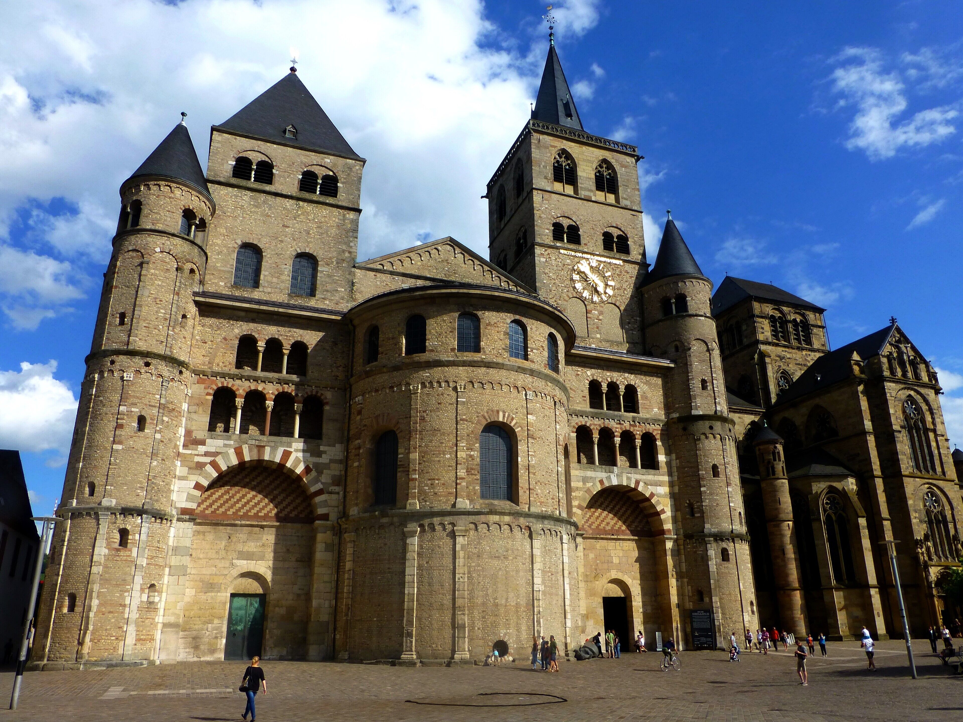 Une cathédrale historique dotée de nombreuses tours et de fenêtres en arc.