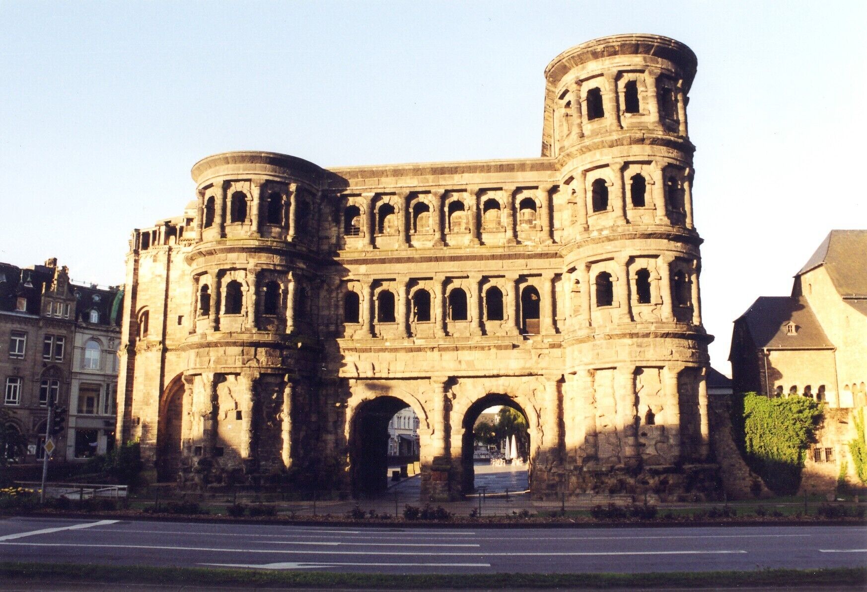 Un edificio storico in pietra con numerose arcate e torri.