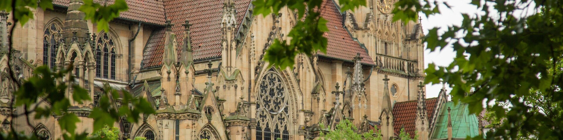 Una iglesia histórica con intrincada arquitectura gótica, que presenta arcos apuntados y detallada labor en piedra.
