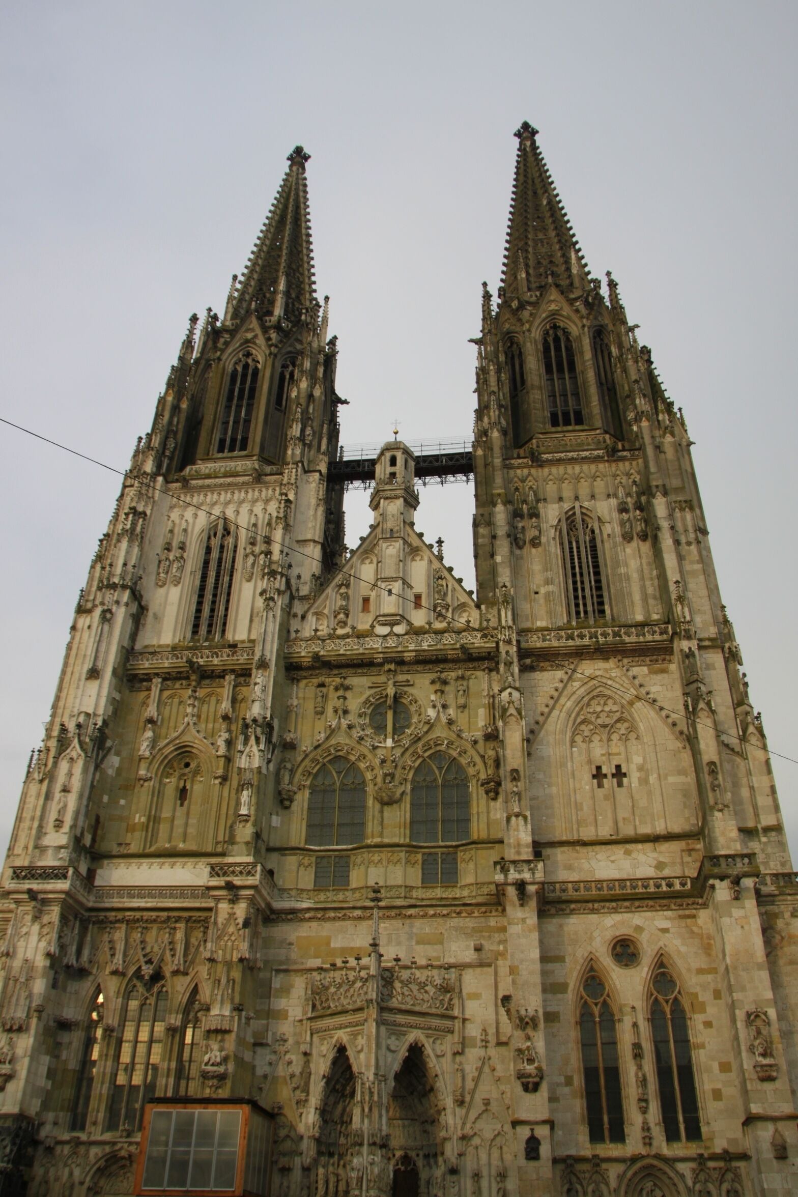 Una catedral gótica con dos torres gemelas y elaboradas esculturas de piedra.