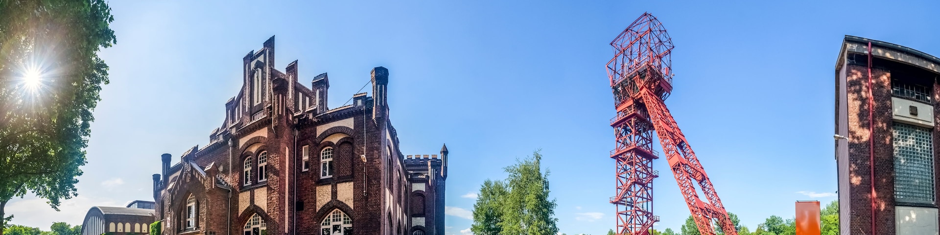 Un bâtiment historique doté d'arcs en plein cintre et d'une structure de grue rouge.