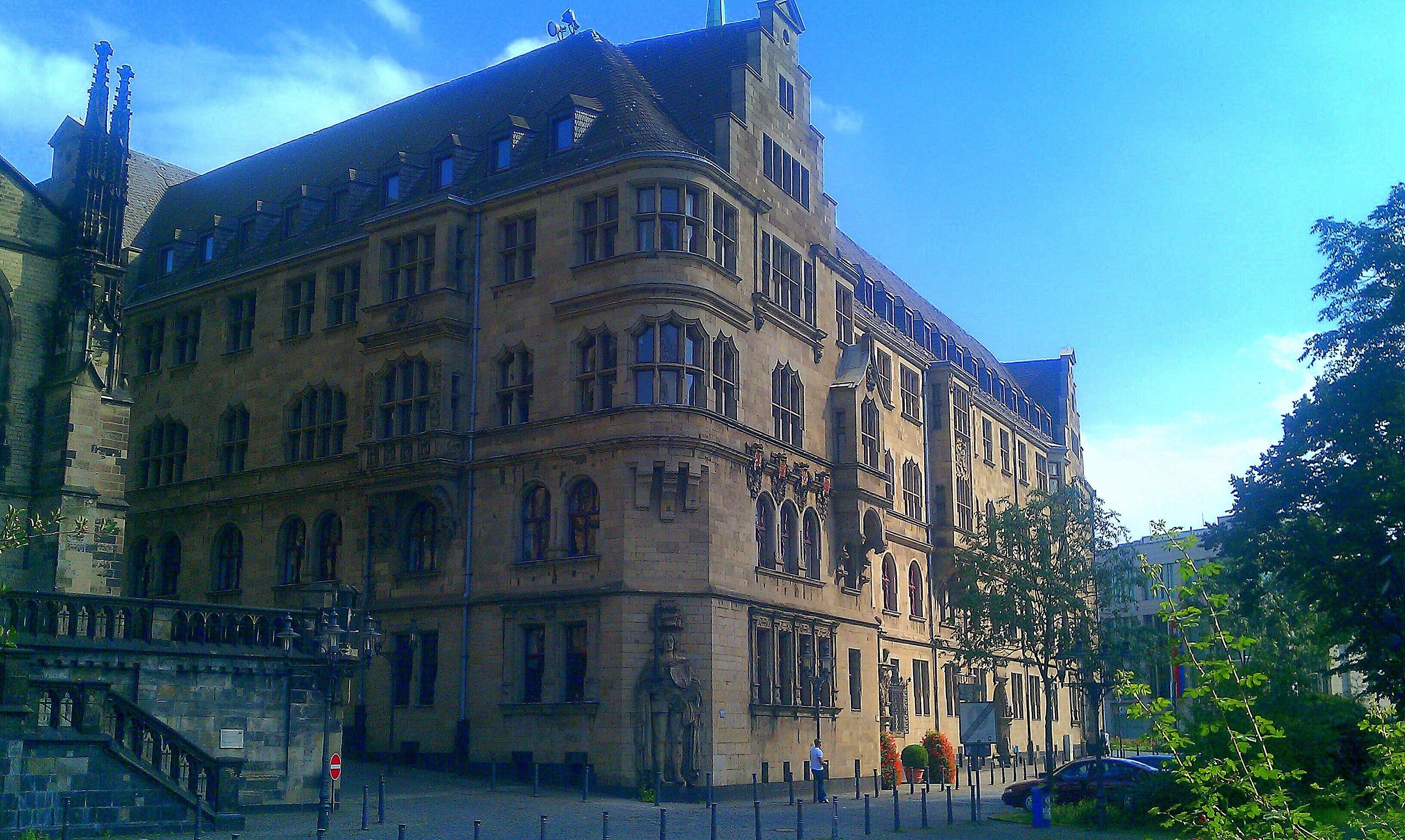 Das Duisburger Rathaus neben der Salvatorkirche