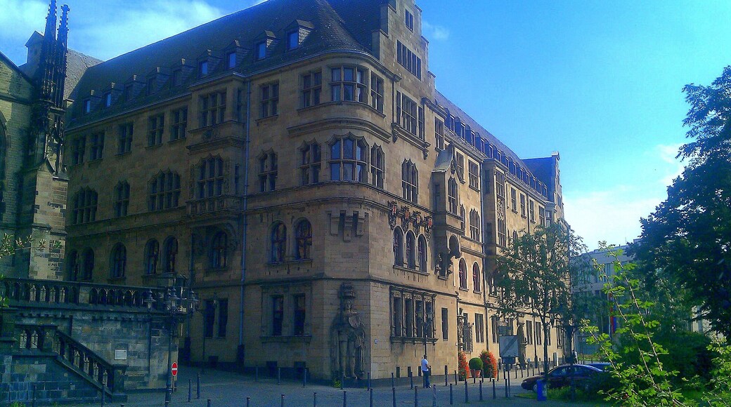 Das Duisburger Rathaus neben der Salvatorkirche