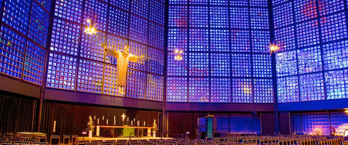 Berlín que incluye vistas interiores y elementos religiosos