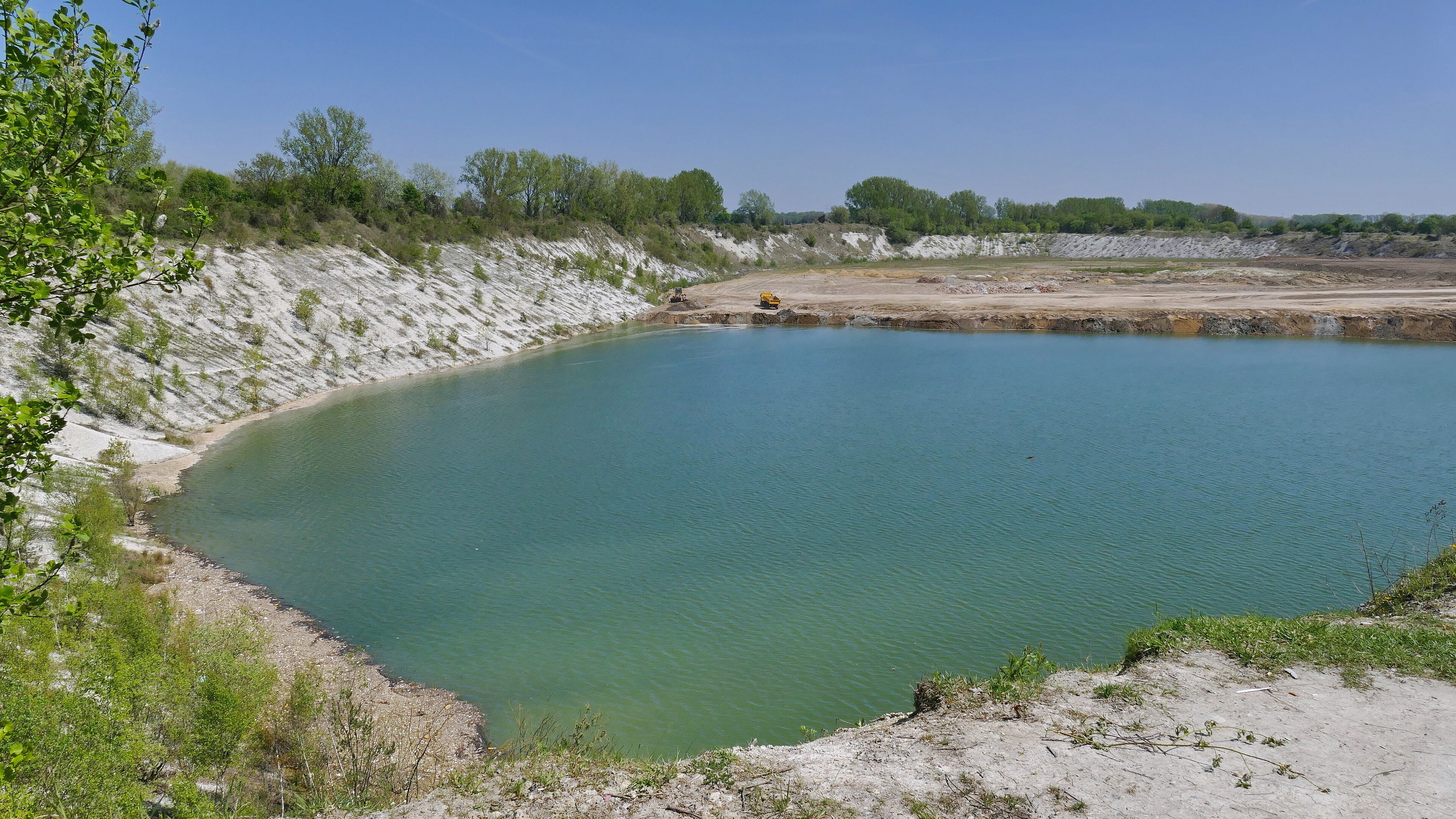 Geotop Grube II der Hannoverschen Portland-Cementfabrik AG: Blick nach Osten mit dem derzeitigen Stand der Verfüllung (Mai 2017)